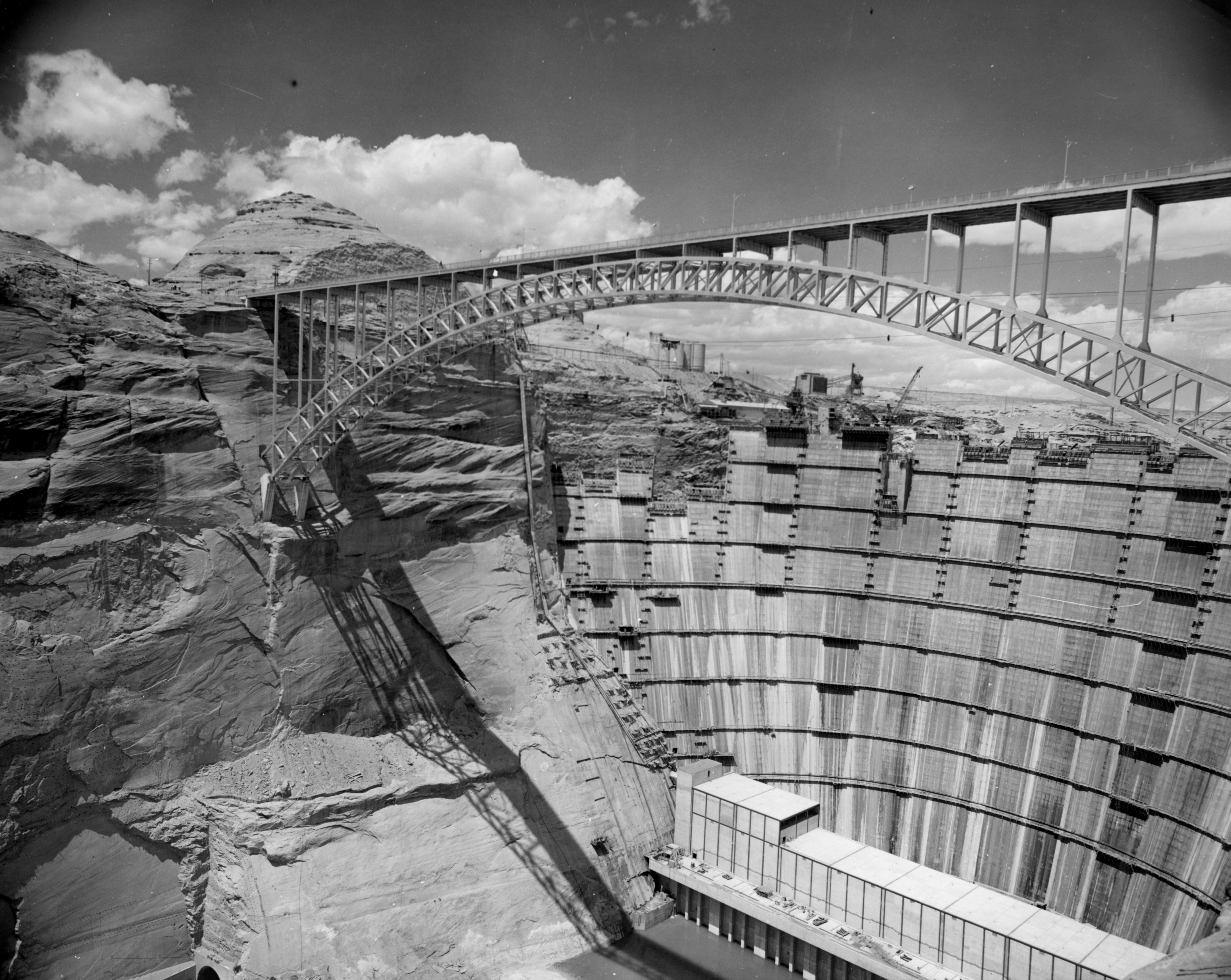Construction of the Glen Canyon Dam (series 25473).
